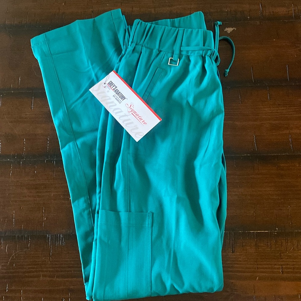 NWT. Greys Anatomy by Barco Signature. Women’s XSTall 6 pocket scrub bottoms.
